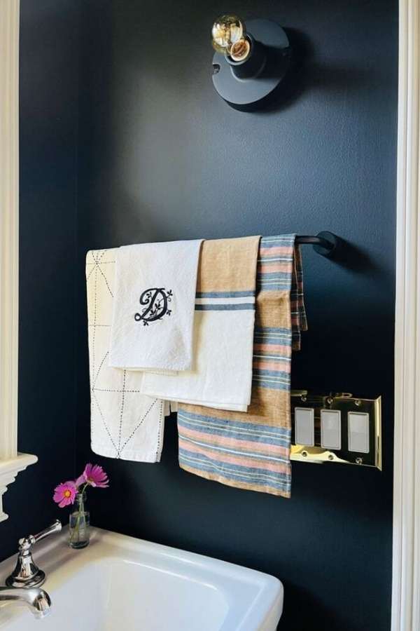 Simple-Towel-Bar-small-bathroom-ideas